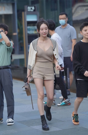 咖色短裤白嫩皮肤