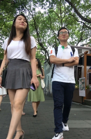 漂亮的气质长腿美女