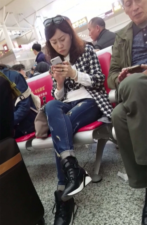 牛仔长裤美女等车呢