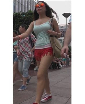 街拍丰满热裤美臀吊带背心美女 [547 MB]