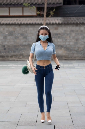 搭讪超级紧身牛仔丰满美女