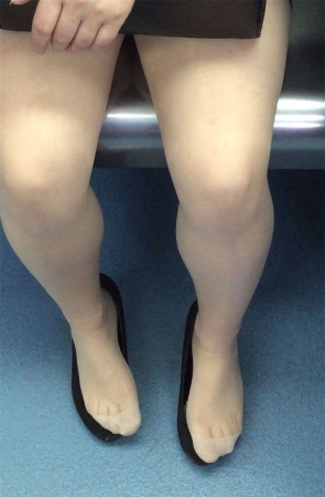 肉丝高跟MM脱鞋晾丝腿，动作诱惑