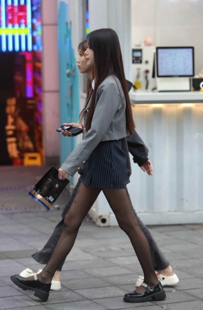 街拍黑丝妹子