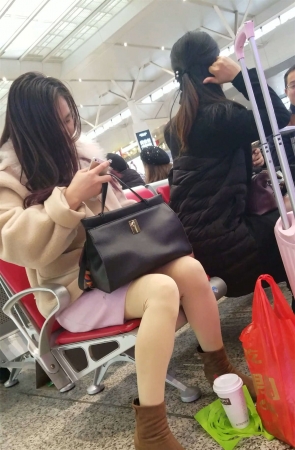 高铁站拍摄粉色包臀裙肉色丝袜漂亮长发美少妇