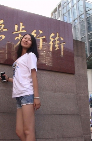 白色上衣,牛仔热裤妹子