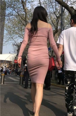 4K-超性感一字肩粉色包臀裙高跟鞋丁内街拍美女 [683 MB]
