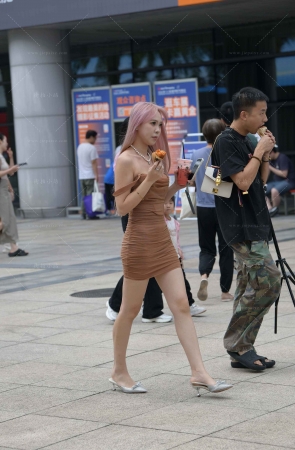 包臀抹胸裙小姐姐