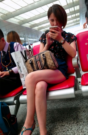 凉鞋热裤碎花T恤街拍美腿