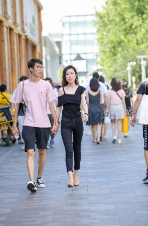 黑色牛仔，高跟