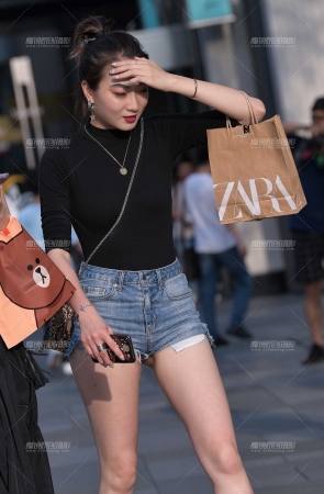 性感小月牙热裤，小姐姐