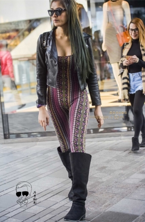 花条紧裤显美臀