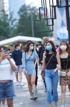 蓝色包臀裙美女