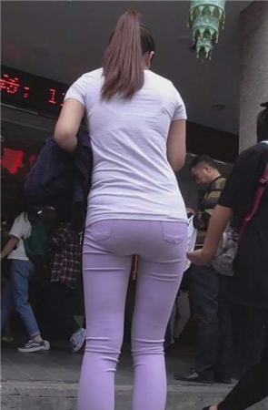 街拍身材娇小的紫色紧身裤马尾辫美女 [489 MB]