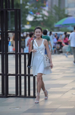 街拍长马尾辫连衣裙姐姐