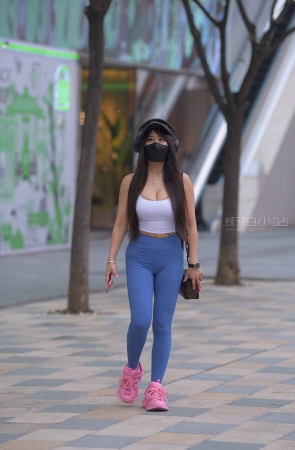 带着耳机的女孩