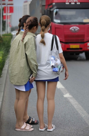 礼仪小姐姐肉 丝美t 腿街拍高跟穿一天踩拖鞋下班