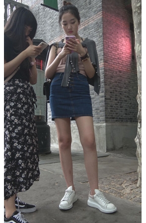 玩手机的牛仔包臀裙MM