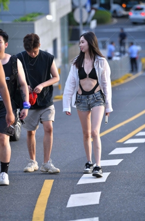 清凉的内高叉热裤美眉