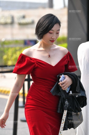 丰腴的女人，嫣红的包臀裙