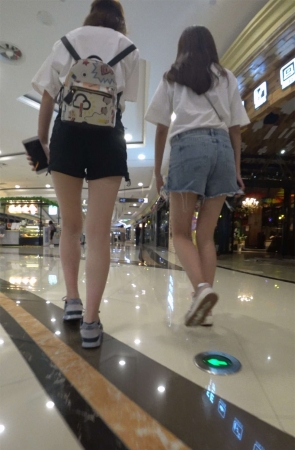 高腰牛仔热裤小姐姐跟姐妹逛商场