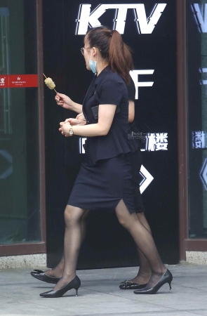 【珏一笑而过】诱惑街拍黑丝高跟OL