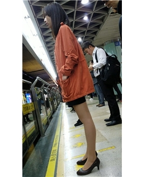 4K-等地铁的橙色外套短裙街拍肉丝美腿女孩