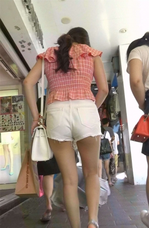 丰高腰白短热裤美女