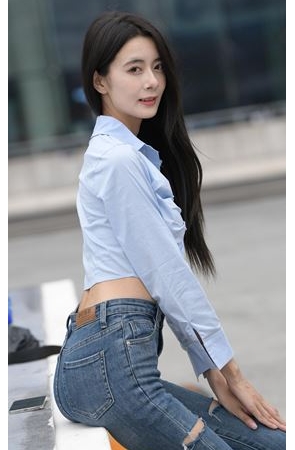 苗条的高跟紧牛美女(121P)