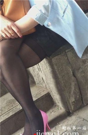 尖嘴粉色高跟鞋黑色肉丝美腿少妇。