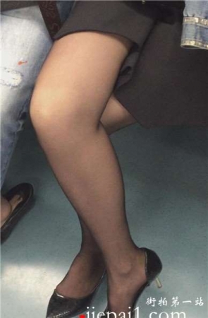 地铁上偶遇高跟鞋超波黑色丝袜OL制服美女