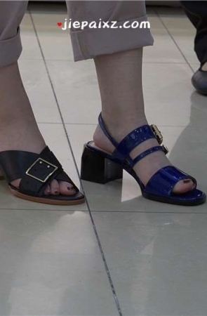 4K – 白里透红玉足妹子鞋店试鞋 [2.22 GB/MP4]