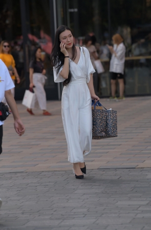 漂亮的白色休闲装小姐姐