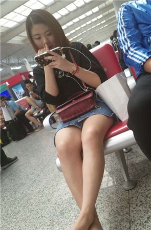 4K – 极品白皙美腿牛仔短裙气质街拍美女