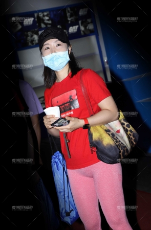 黑帽红衣粉色紧身裤