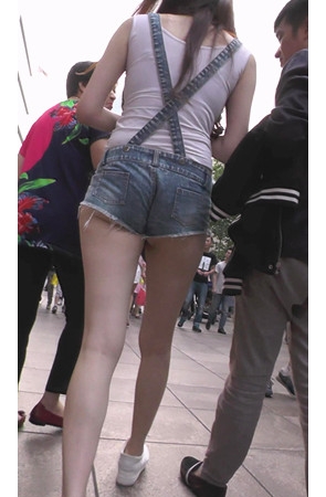 背带热裤月牙美女