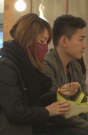 美女就算遮住半张脸，还是美女