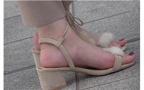 短发小姐姐不但人长得清秀，一双粉嫩玉足更是令人垂涎