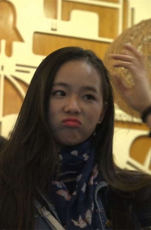 可爱时尚的妹子逛鞋店试鞋