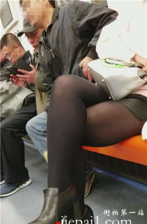 4k-地铁上偶遇熟睡了的黑丝美腿甜美美眉。