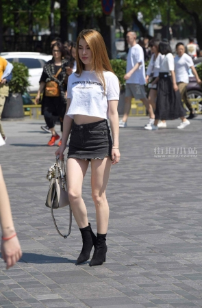 街拍短裙嫩腿小姐姐