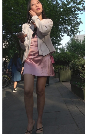 漂亮的粉裙小姐姐