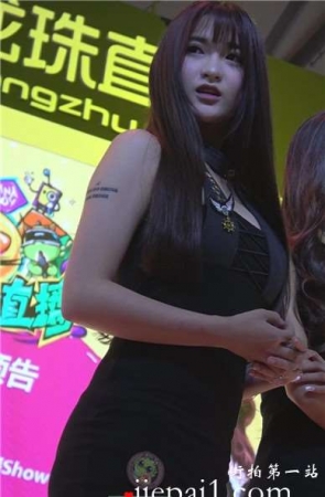 龙珠直播的丰满包臀裙长腿女主播。