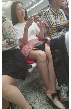 粉色百褶裙美女