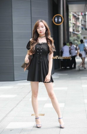 美腿波浪卷长发气质小姐姐