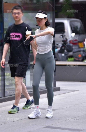 苗条灰绿紧身裤美女