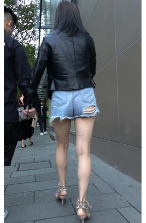 黑色皮衣牛仔热裤妹子