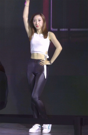 黑色紧身牛仔裤美女天生丽质