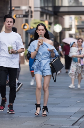 逛街的美女
