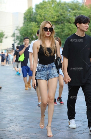 纯天然，大长美腿热裤女友