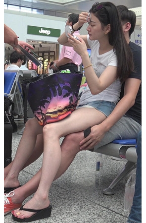 坐在男友腿上的漂亮美女